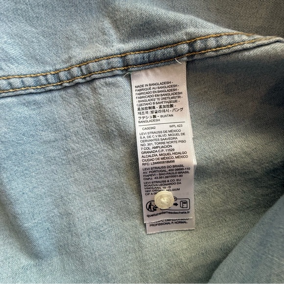 Levi's Women’s Light Blue Button Down Shirt Size 3XL - Picture 7 of 8